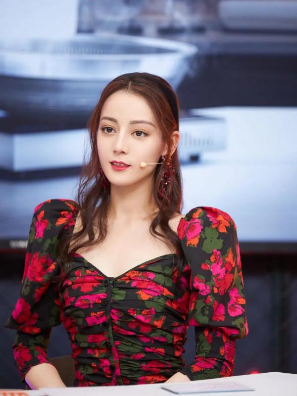 迪麗熱巴石榴裙裝，猶如一隻翩翩起舞的蝴蝶，腳踩恨天高高貴冷豔