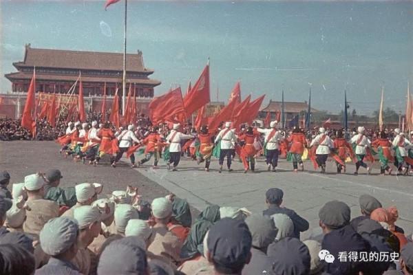 彩色老照片 1949年開國大典 天安門廣場上扭起了大秧歌