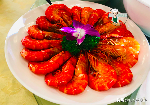 國慶假期吃酒席，隨禮500塊，滿滿一桌子的硬菜，客人吃了想打包