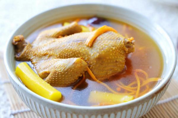 天氣冷，喝一碗熱湯全身暖乎乎的，營養鮮美又養胃，太舒服了