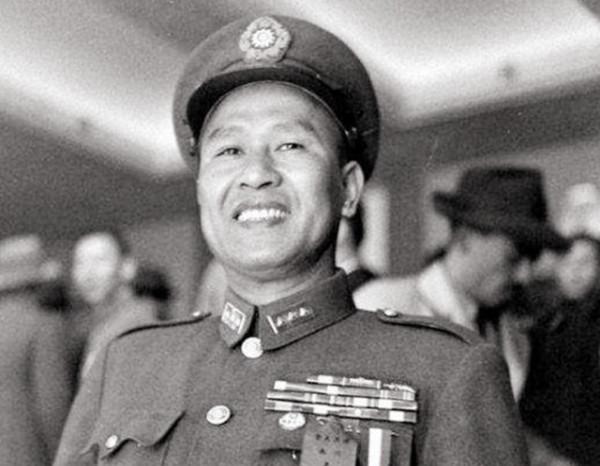 夜幕下兩支部隊相遇，都以為是自己人，一喊話才知道是敵軍