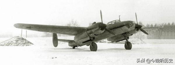 我軍轟炸機發現地面叛匪有人穿紅衣,上報後指揮部回覆:這是匪首 我軍轟炸機發現地面叛匪有人穿紅衣,上報後指揮部回覆:這是匪首