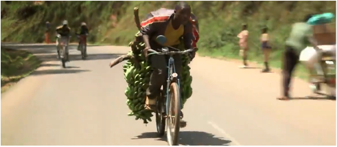 非洲腳踏車騎手：載500斤香蕉騎行100公里，時速70公里不踩剎車