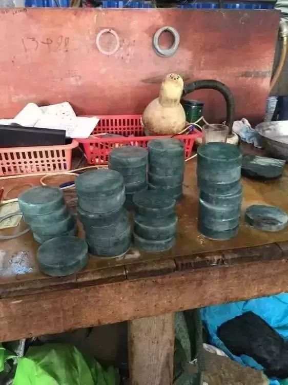 8萬買下的黑烏砂原石，以為是個廢料，沒想卻取出40支完美手鐲