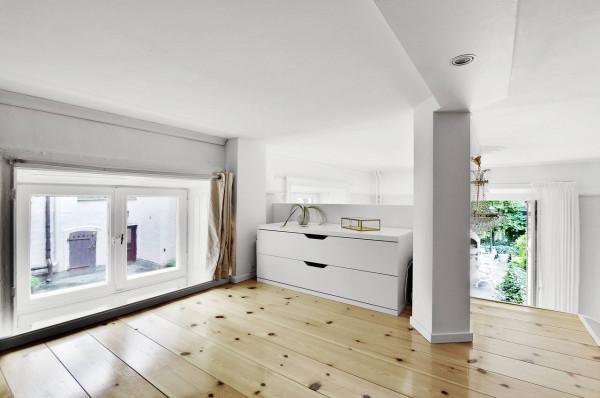 45㎡複式公寓，在廚房檯面上加塊板當餐桌，這樣2個人住剛剛好