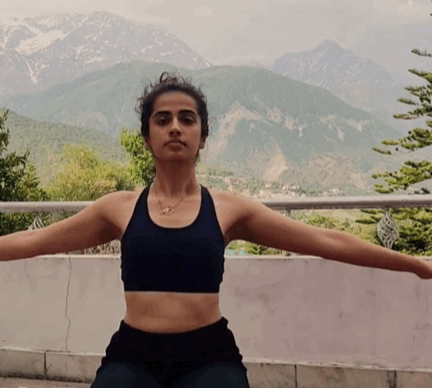 經常脖子酸、肩膀僵，一套好用的瑜伽舒緩動作來了，在家就能練