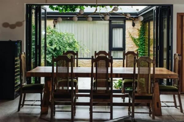 住在上海鬧市400平的房子裡，花開不敗，開窗見池塘，太羨慕了