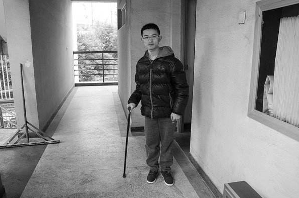 小夥得了怪病，醫生看不出病因，為自救考醫科大學後找到治療方法