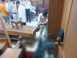 為了報仇,印度兩名殺手偽裝成律師,在法庭裡槍殺了黑幫老大 為了報仇,印度兩名殺手偽裝成律師,在法庭裡槍殺了黑幫老大