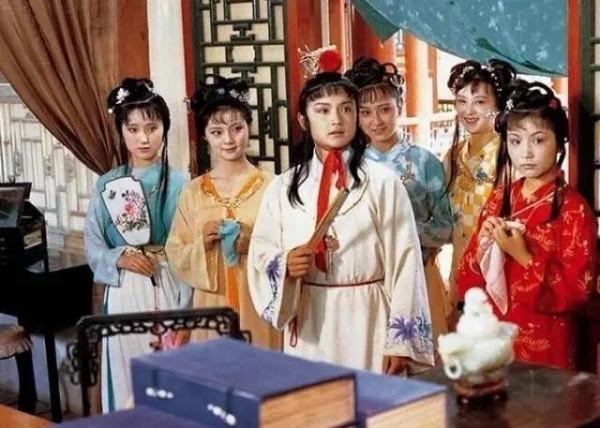 他因為長得醜，飾演了87版《紅樓夢》的賈環，今成斯文儒雅萌大叔