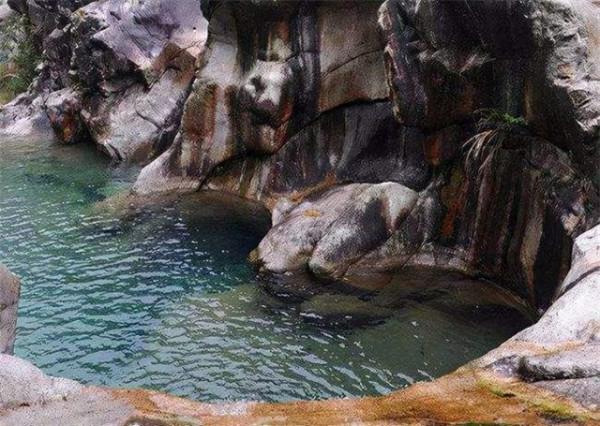 1992年浙江村民抽乾水潭，發現千年宮殿，已成為4A級旅遊風景區