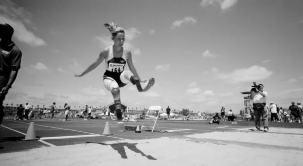 天生殘疾的她卻被評為世界最美50人，憑藉12雙“腿”打破世界紀錄