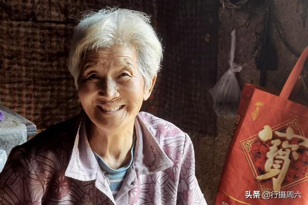 農民大爺上山割下“神仙草”,點燃防蚊蟲能保10小時,看是啥 農民大爺上山割下“神仙草”,點燃防蚊蟲能保10小時,看是啥