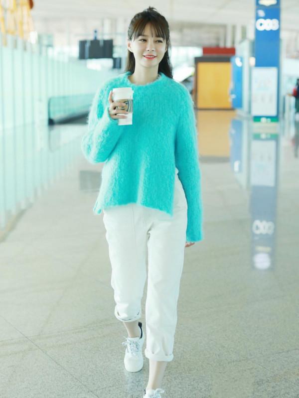 沈夢辰又不好好穿衣,非要將毛衣撕開一半玩另類,不過卻意外好看 沈夢辰又不好好穿衣,非要將毛衣撕開一半玩另類,不過卻意外好看