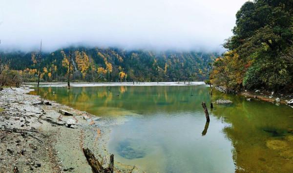 康東低調冷門海子，位於雪山腳下風景迷人，碧波盪漾神秘遊客少