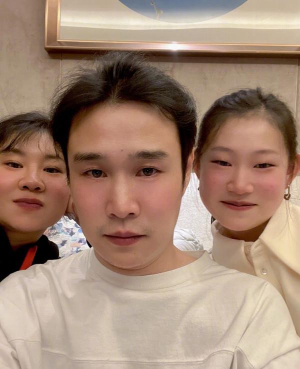 小瀋陽一家三口亮相，女兒高階臉似爸複製，妻子換新發型擺脫土味