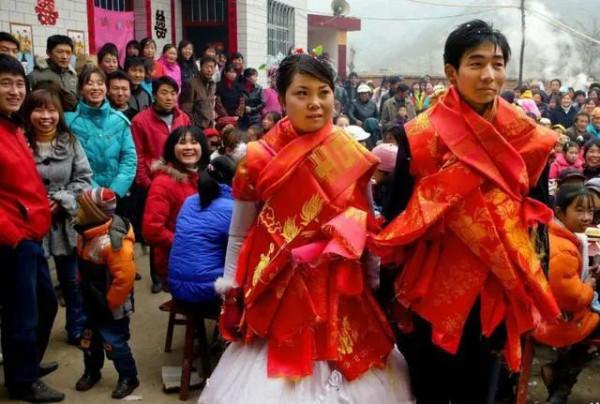 年關將至，眾多“偽富豪”回到農村，“新四害”也隨之出現