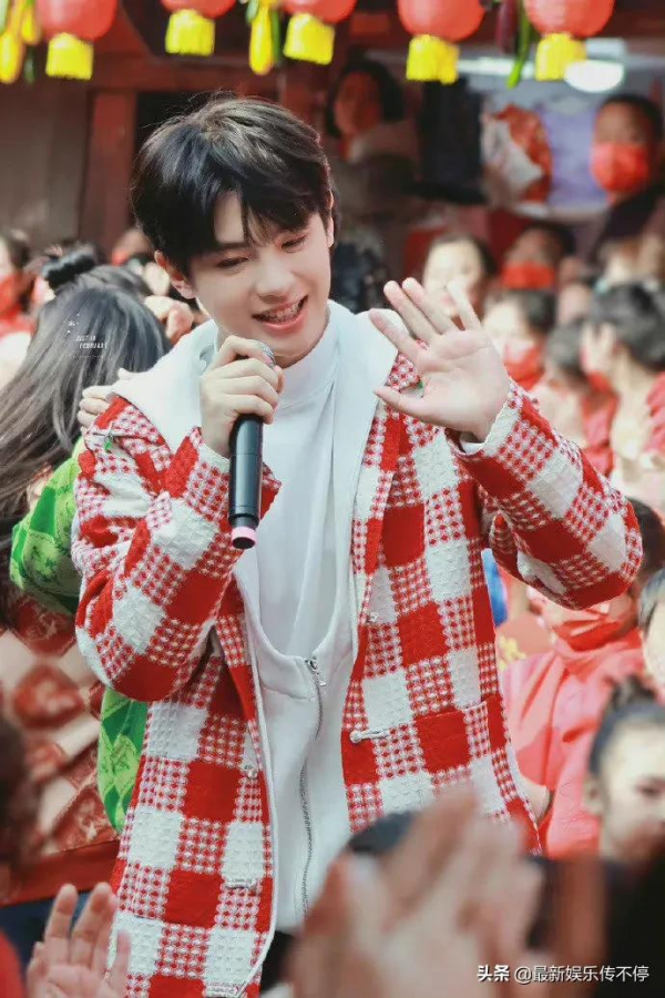 20歲黃明昊東西南北賀新春路透：紅白格大衣滿臉膠原蛋白，似福娃