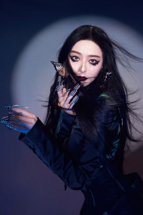 范冰冰出席活動排場大!由眾多帥哥攙扶,化煙燻妝形象大變不敢認 范冰冰出席活動排場大!由眾多帥哥攙扶,化煙燻妝形象大變不敢認