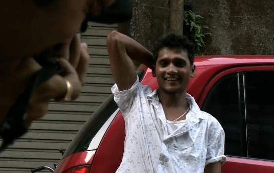 印度人瘋了?瘋搶恆河泥巴,小夥靠賣泥賺得盆滿缽滿 印度人瘋了?瘋搶恆河泥巴,小夥靠賣泥賺得盆滿缽滿