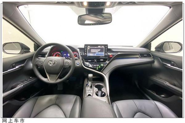 這臺凱美瑞回頭率超高!搭2.5L發動機,車尾升級四出排氣+尾翼 這臺凱美瑞回頭率超高!搭2.5L發動機,車尾升級四出排氣+尾翼