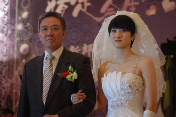 靳東同學兼前女友,34歲結婚生女後減產,42歲在《雪中》演裴南葦 靳東同學兼前女友,34歲結婚生女後減產,42歲在《雪中》演裴南葦
