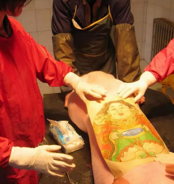殘忍畫家給豬活體刺青後完整剝離豬皮畫賣100萬元一幅，豬太痛苦