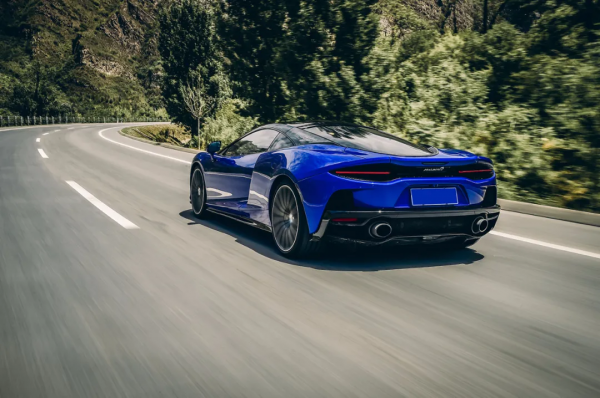 這輛跑車帶給我的全新認知，居然是豪華、舒適和足夠便宜