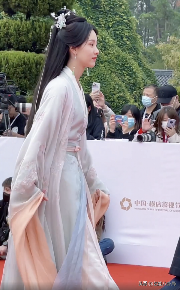 橫店紅毯比美：滿屏古裝戲服，陳都靈仙氣不足，張予曦殺氣滿滿