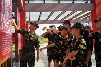 競相打卡！綠色導彈軍營多了一座“紅色氧吧”……