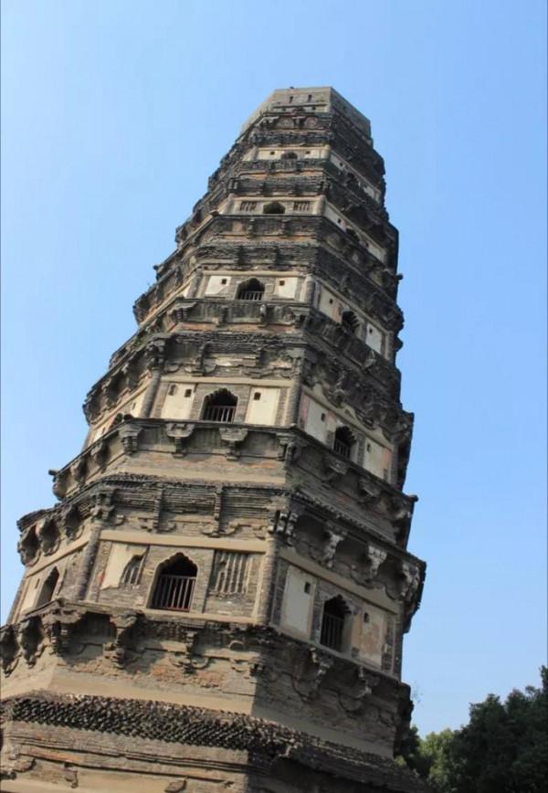 中國第一斜塔--虎丘塔