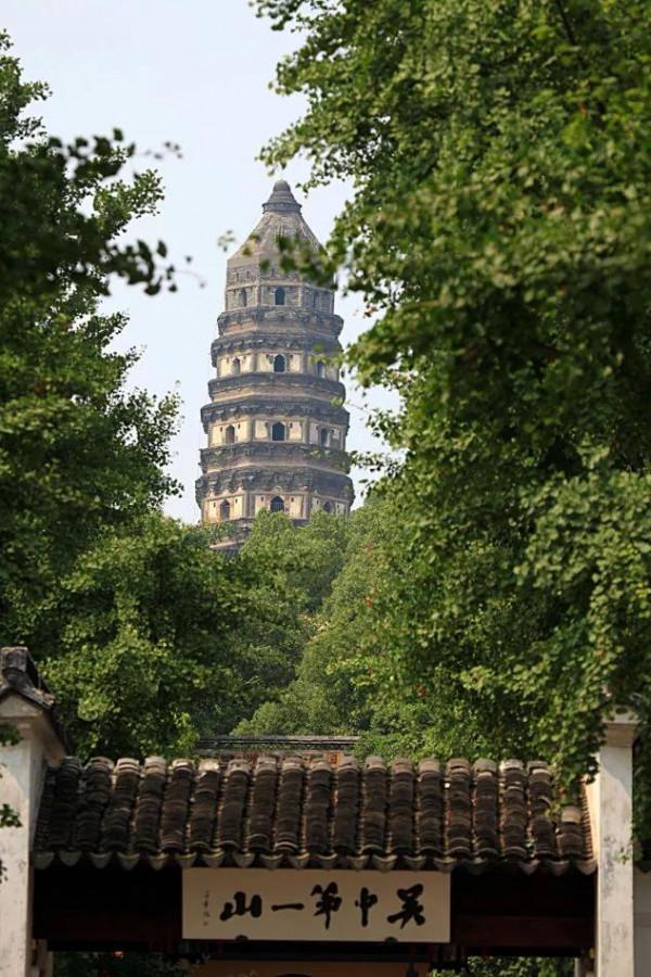 中國第一斜塔--虎丘塔