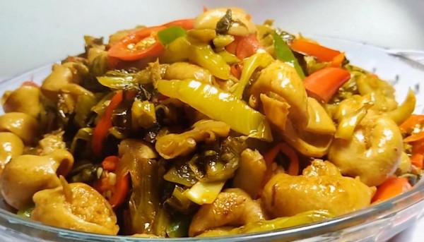大廚分享：大腸炒酸菜的經典做法，大人小孩一次連吃3大碗米飯