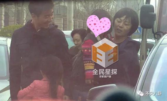 黃渤和女經紀人這個碰胳膊的動作，嚇壞大家了......