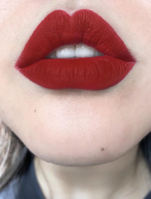 經典的正紅色，越看越好看，顯白又時髦，黃皮也能夠駕馭