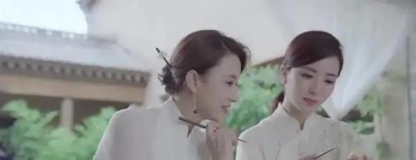 央視主持張蕾七夕打扮美翻天，穿旗袍戴髮簪，精緻似弄堂裡的貴婦