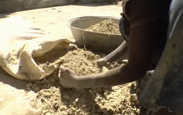 胃脹得“破裂”!海地人吃的“泥餅”是怎麼製作的,觀音土是什麼 胃脹得“破裂”!海地人吃的“泥餅”是怎麼製作的,觀音土是什麼