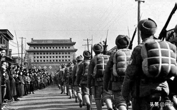 傅作義部隊接收改編，士兵見到解放軍很納悶：你們誰官大誰官小？