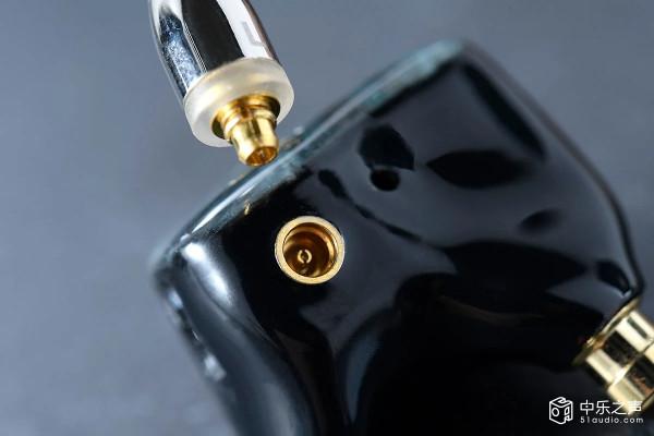 山靈 ME800耳機：雙動圈、四動鐵外加4種調聲、4款插頭自由切換