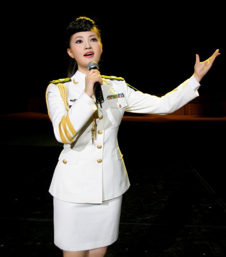 軍旅歌唱家雷佳：連登春晚舞臺12次，身家上億，丈夫身份不一般