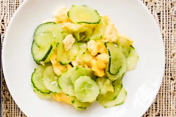 營養早餐食譜：甘涼清潤的綠豆百合粥，搭配黃瓜炒雞蛋