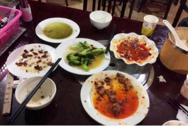 給孩子喂完飯看見這一幕,瞬間不想吃了,“明知道還有人沒吃飯” 給孩子喂完飯看見這一幕,瞬間不想吃了,“明知道還有人沒吃飯”