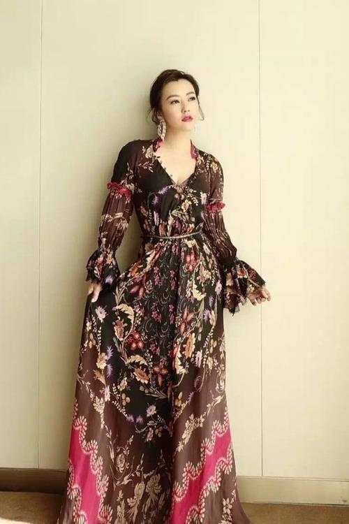 郝蕾這回造型太成功，穿西裝配過膝長靴，泡麵頭洋氣又減齡