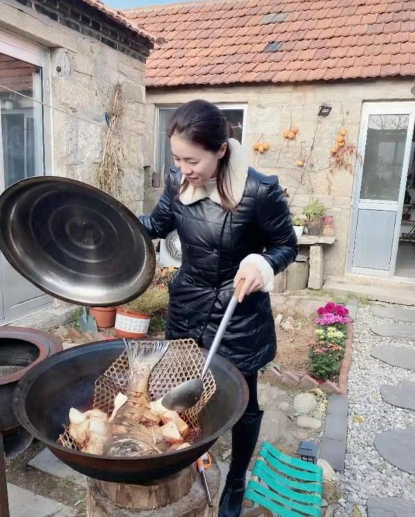 億萬富豪闊太憶苦思甜！王楠回農村用鐵鍋燉魚，有錢人生活挺平凡