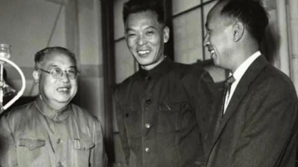 國家到底對錢學森有多重視?看看他身邊那兩個人的身份,就明白了 國家到底對錢學森有多重視?看看他身邊那兩個人的身份,就明白了