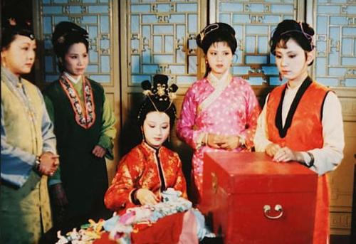 查抄大觀園，三位表小姐只有寶釵避嫌搬走，為何黛玉湘雲都不搬？