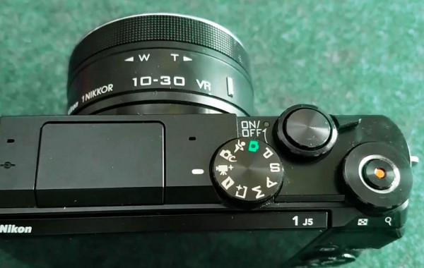 從抽屜拿出四年前的微單，這款尼康J5，有幾個功能體驗和手機很像