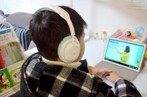 打造安靜學習環境，一鍵降噪三重護耳，碳氧學習耳機Pro版上手