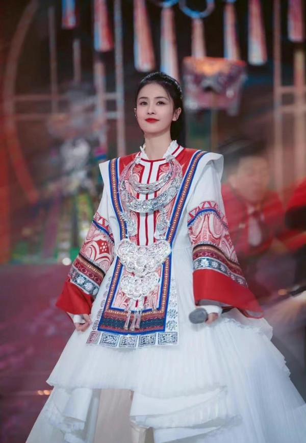 湖南臺春晚太牛了！舞臺造型徹底封神，白鹿穿一身民族風美開掛