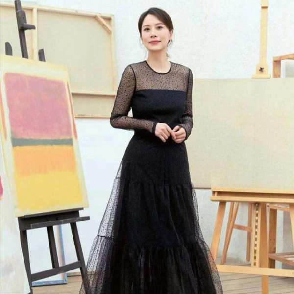 知性優雅的海清，穿連衣褲大方得體，有種歲月沉澱出的美